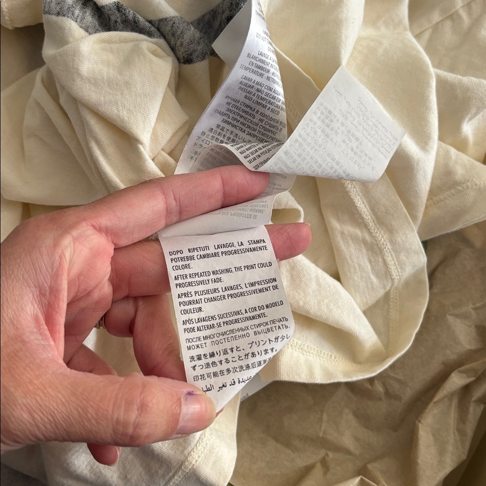 Gucci Ivory Tee with Black Logo - Picture 9 of 10